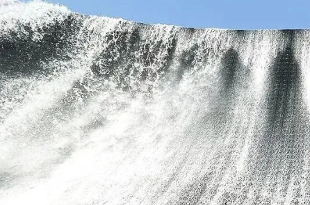 What materials are used for water curtains